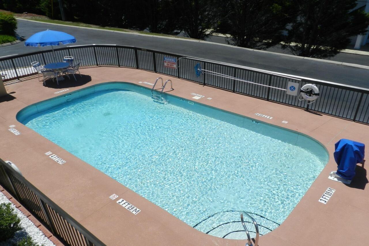 Super 8 By Wyndham Calhoun Motel Exterior photo