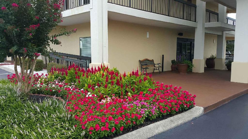 Super 8 By Wyndham Calhoun Motel Exterior photo