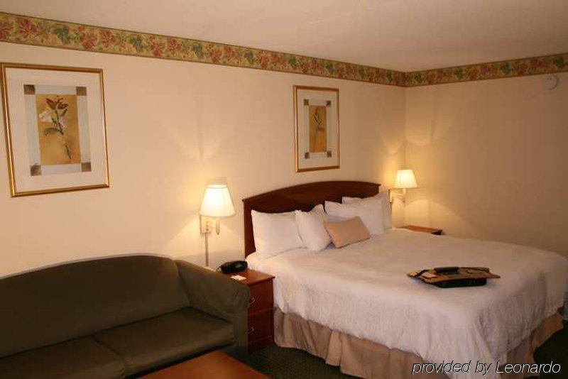 Super 8 By Wyndham Calhoun Motel Room photo