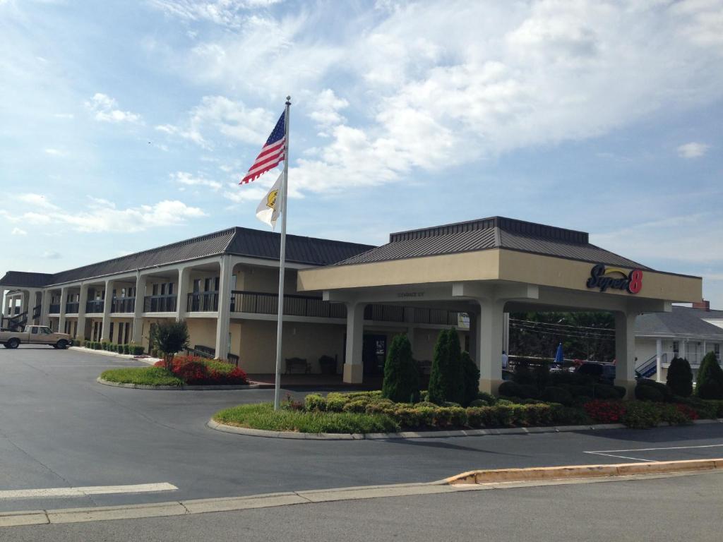 Super 8 By Wyndham Calhoun Motel Exterior photo